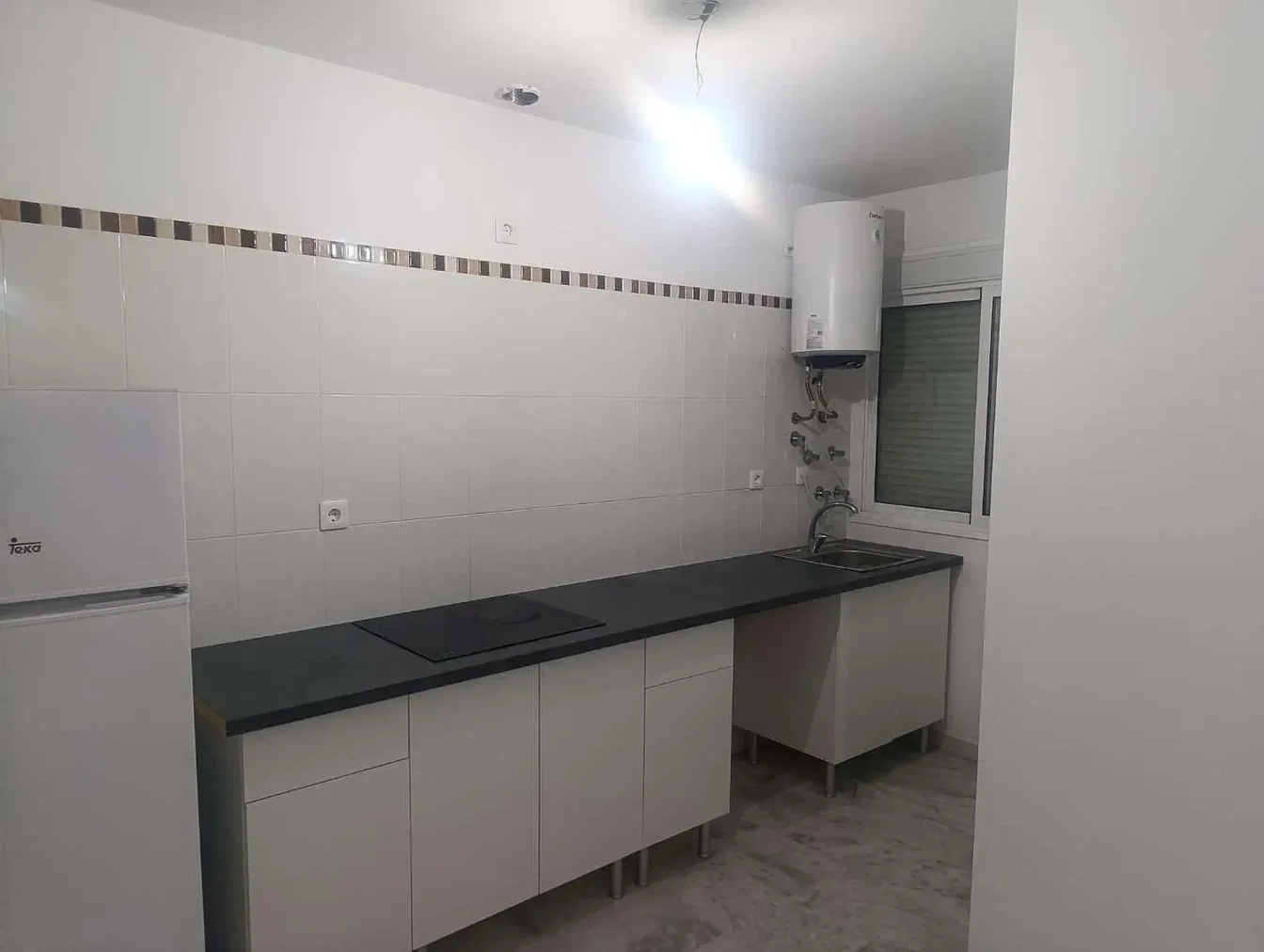 Kuchyně; kuchyňské spotřebiče, přirozené světlo, moderní styl, po rekonstrukci