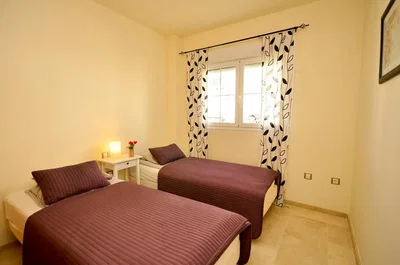 Chambre; carrelage, lumière naturelle