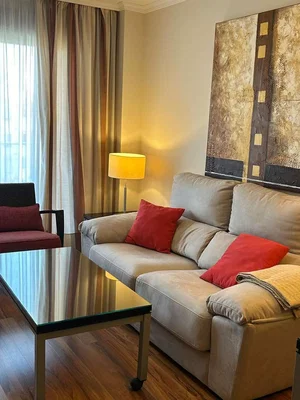 Oturma odası; doğal ışık, modern stil, ahşap zemin