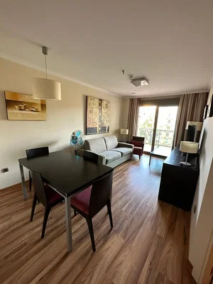 Oturma odası; doğal ışık, modern stil, ahşap zemin