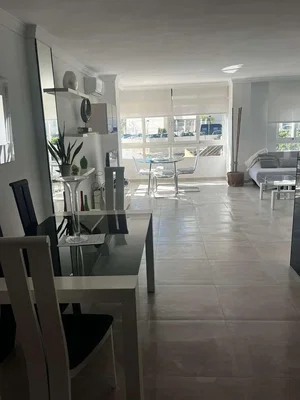 Wohnzimmer; fliesenboden, tageslicht