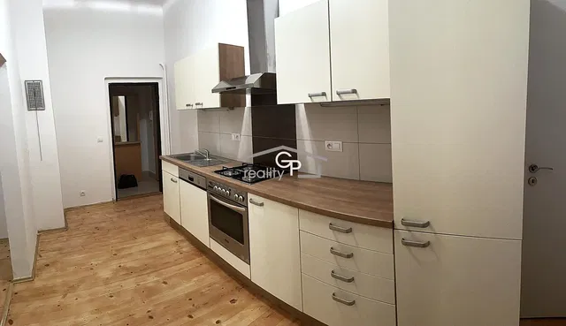 Cuisine; électroménager, parquet, rénové, lumière naturelle