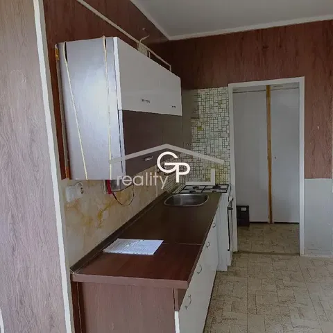 Cuisine; électroménager, carrelage, nécessite rénovation