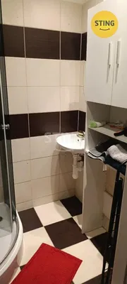 Banyo; fayans zemin, doğal ışık