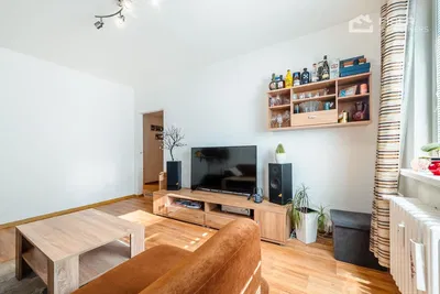 Obývací pokoj; dřevěná podlaha, přirozené světlo, moderní styl