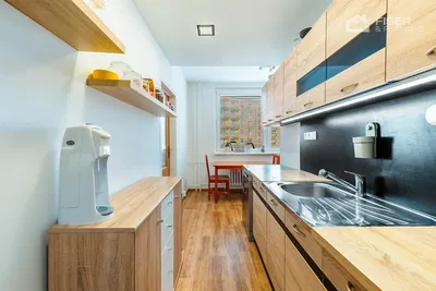 Kuchyně; kuchyňské spotřebiče, dřevěná podlaha, moderní styl, přirozené světlo