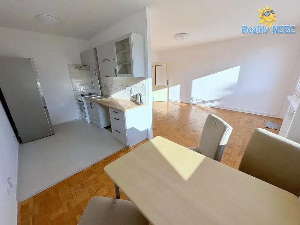 Cuisine; électroménager, lumière naturelle, parquet, carrelage