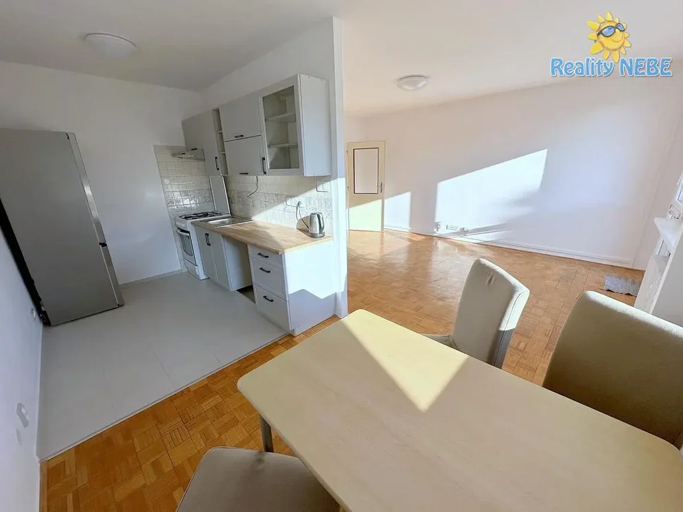 Cuisine; électroménager, lumière naturelle, parquet, carrelage