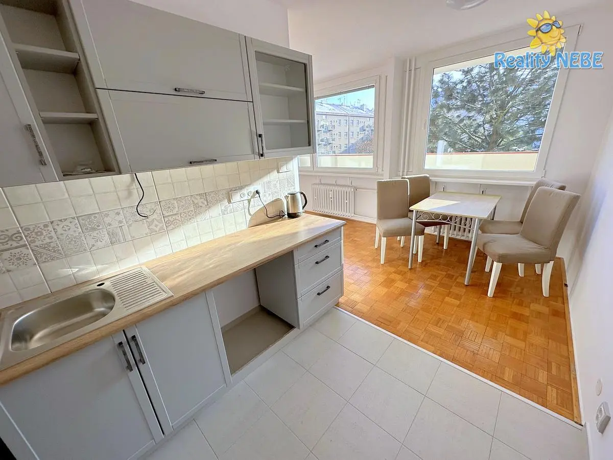 Cuisine; vue, carrelage, lumière naturelle
