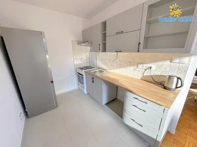 Cuisine; électroménager, carrelage, lumière naturelle, style moderne