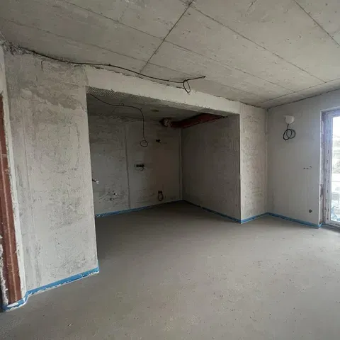 Sonstiges; renovierungsbedürftig, tageslicht