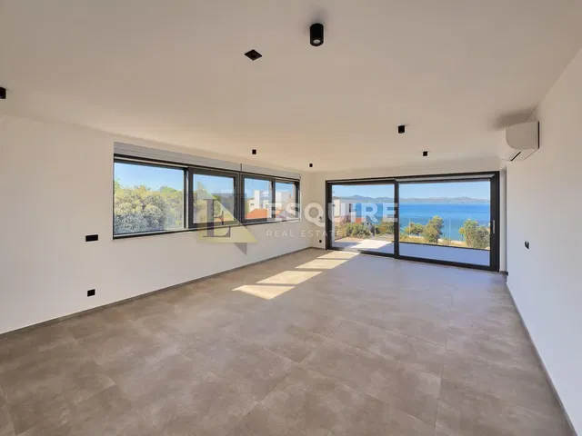 Salon; vue, carrelage, lumière naturelle