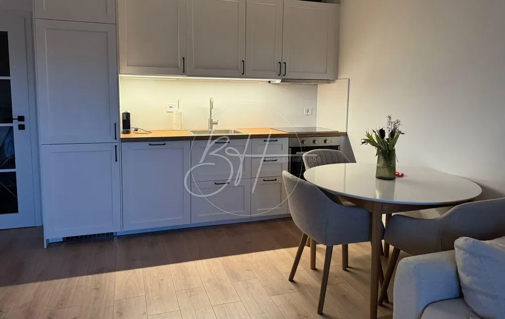 Cuisine; parquet, lumière naturelle, style moderne