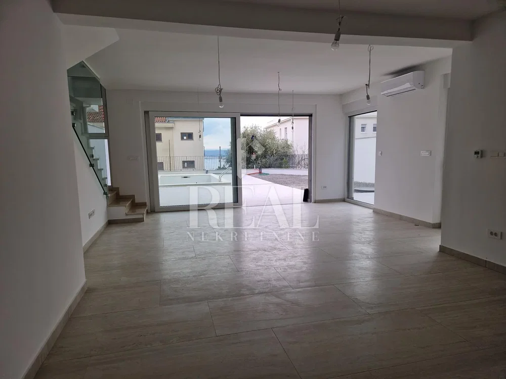 Salon; vue, carrelage, lumière naturelle, rénové