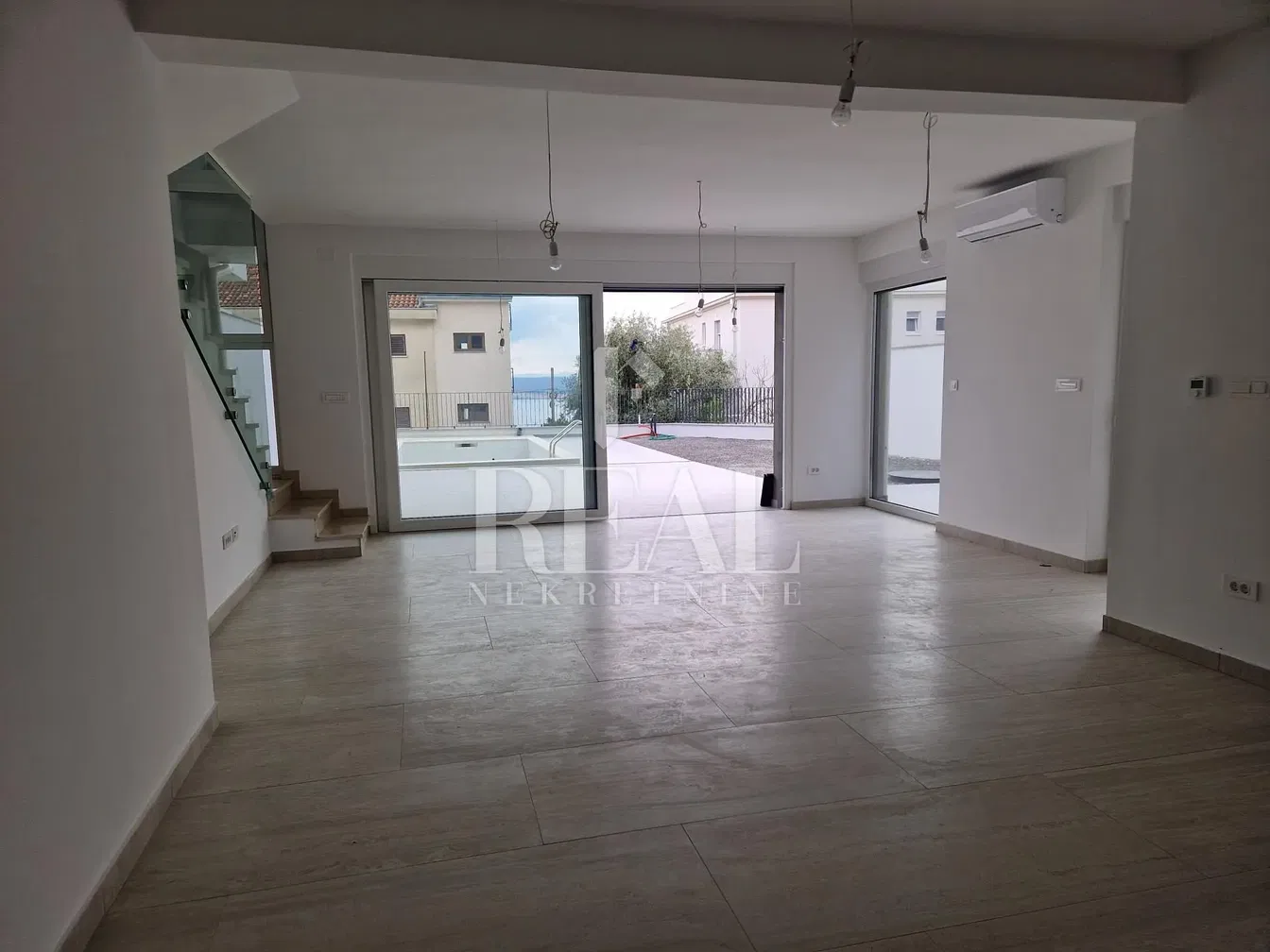 Salon; vue, carrelage, lumière naturelle, rénové