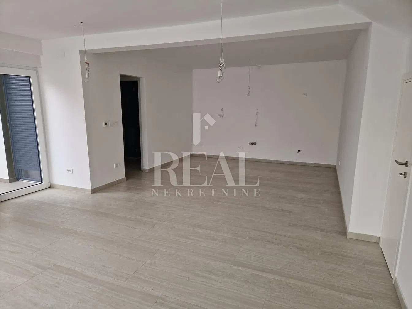 Salon; carrelage, nécessite rénovation