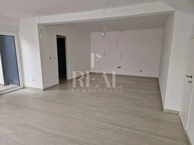 Salon; carrelage, nécessite rénovation