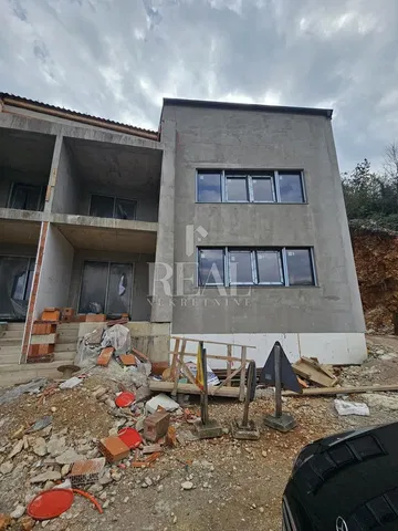 Casa y alrededores; necesita renovación