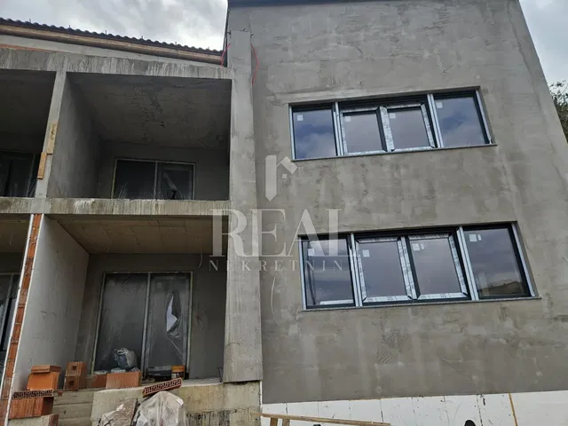 Casa y alrededores; necesita renovación