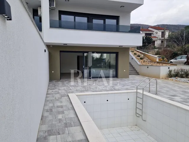 Casa y alrededores; suelo de baldosas, vista