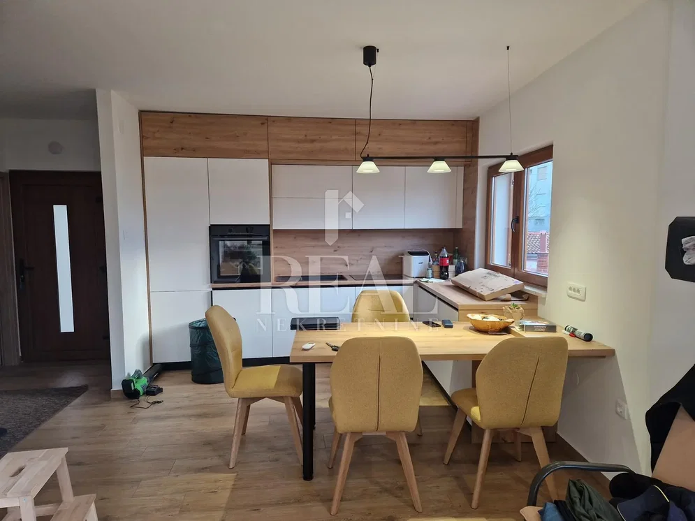 Cuisine; style moderne, parquet, lumière naturelle