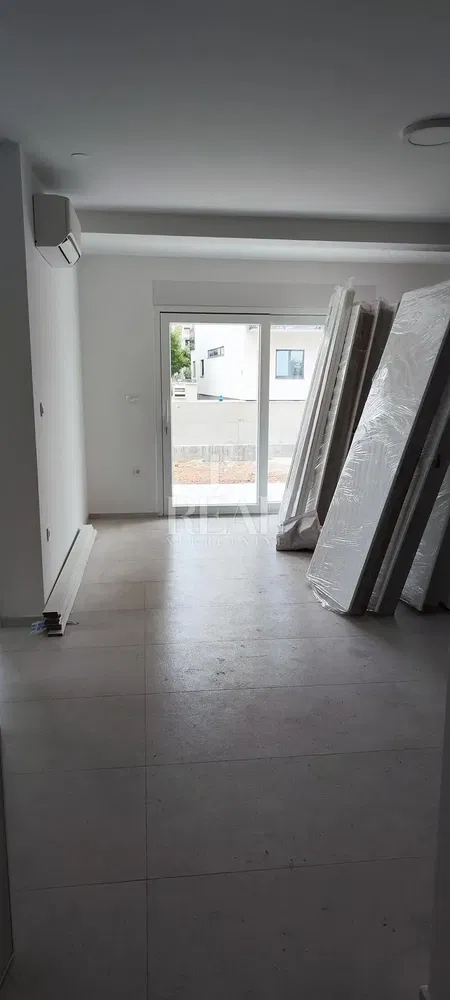 Otro; suelo de baldosas, necesita renovación, luz natural