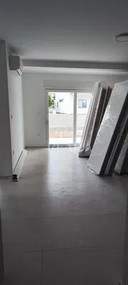 Otro; suelo de baldosas, necesita renovación, luz natural