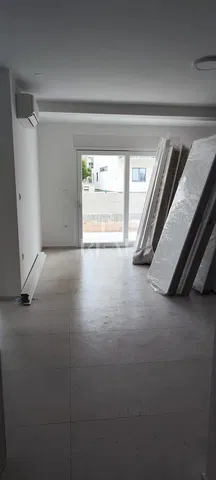 Otro; suelo de baldosas, necesita renovación, luz natural