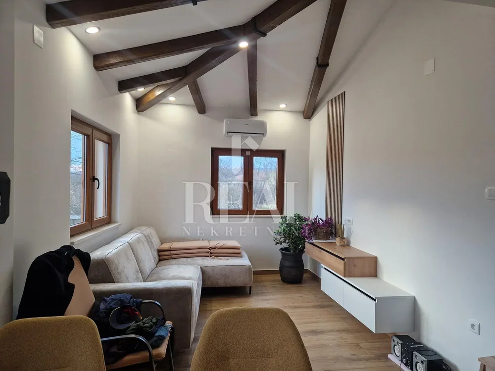 Salon; lumière naturelle, poutres en bois, style moderne