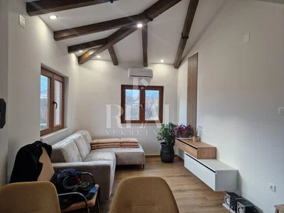 Salon; lumière naturelle, poutres en bois, style moderne