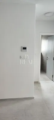 Otro; suelo de baldosas, dispositivos inteligentes, luz natural, renovado