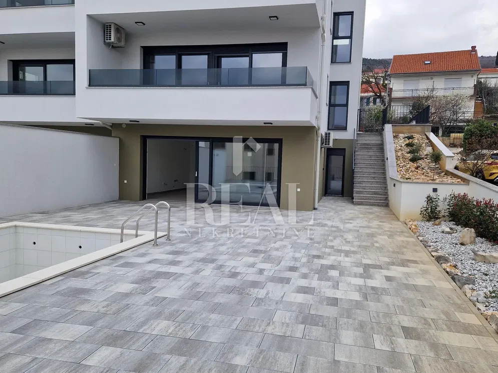 Maison et environs; carrelage, vue