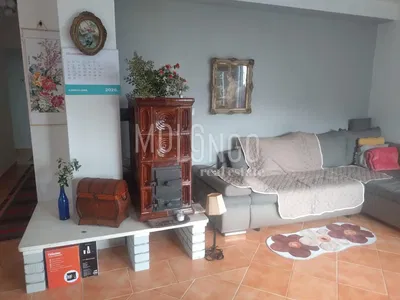 Salón; chimenea, suelo de baldosas