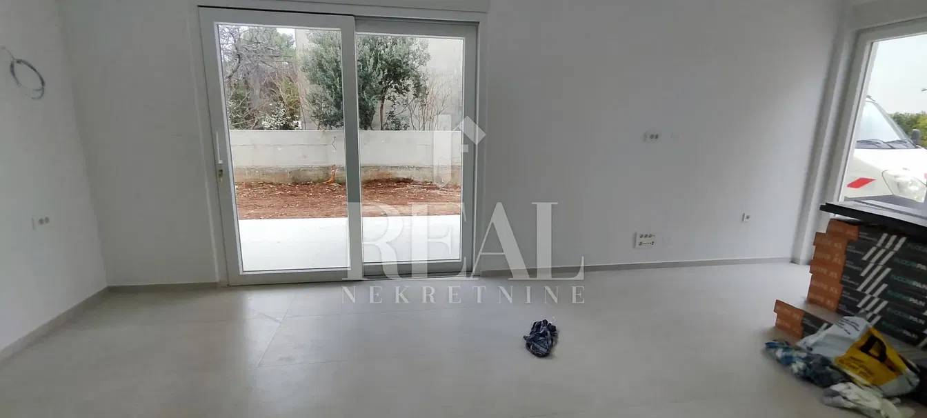 Salón; suelo de baldosas, necesita renovación, luz natural, vista