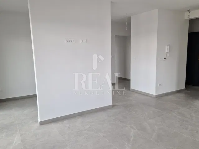 Otro; suelo de baldosas, necesita renovación