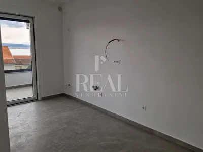 Sonstiges; blick, fliesenboden, renovierungsbedürftig