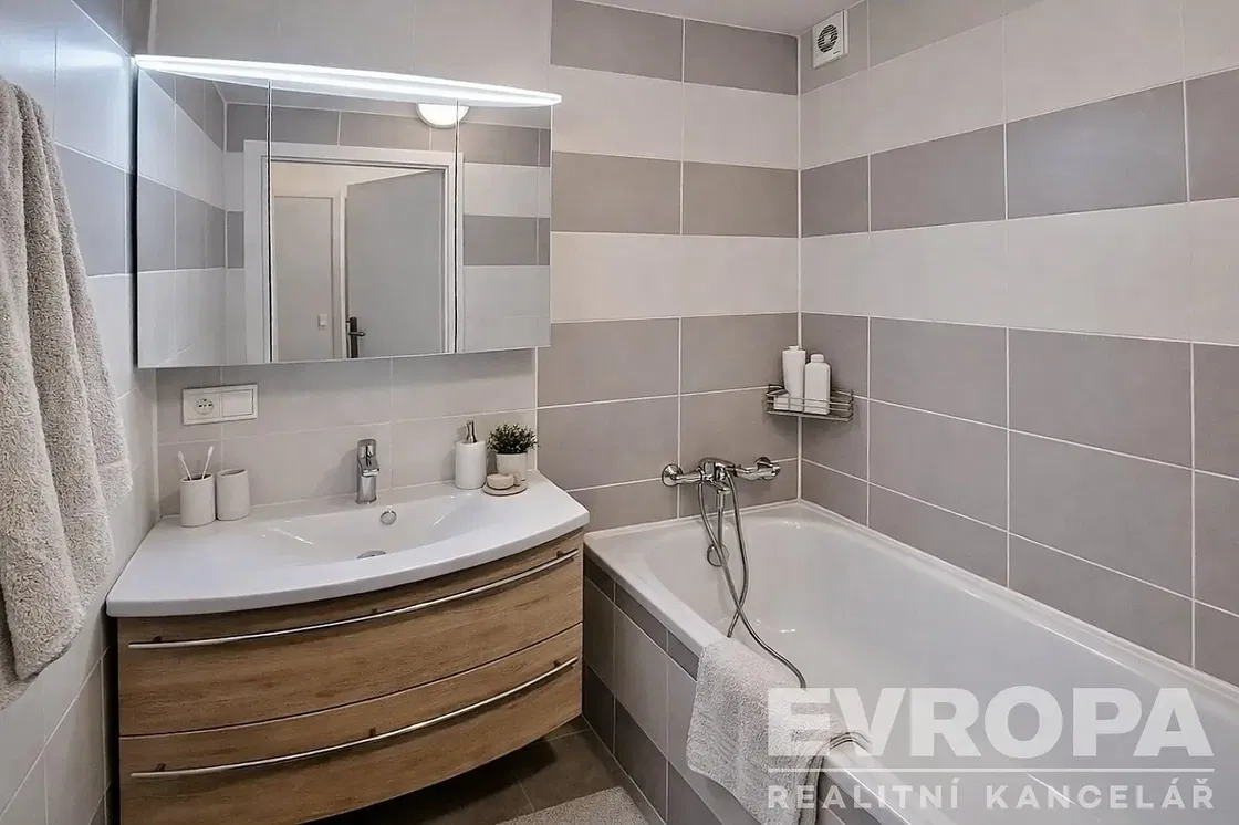 Badezimmer; fliesenboden, renoviert, tageslicht, moderner stil