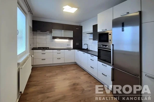 Cucina; elettrodomestici, ristrutturato, luce naturale, stile moderno