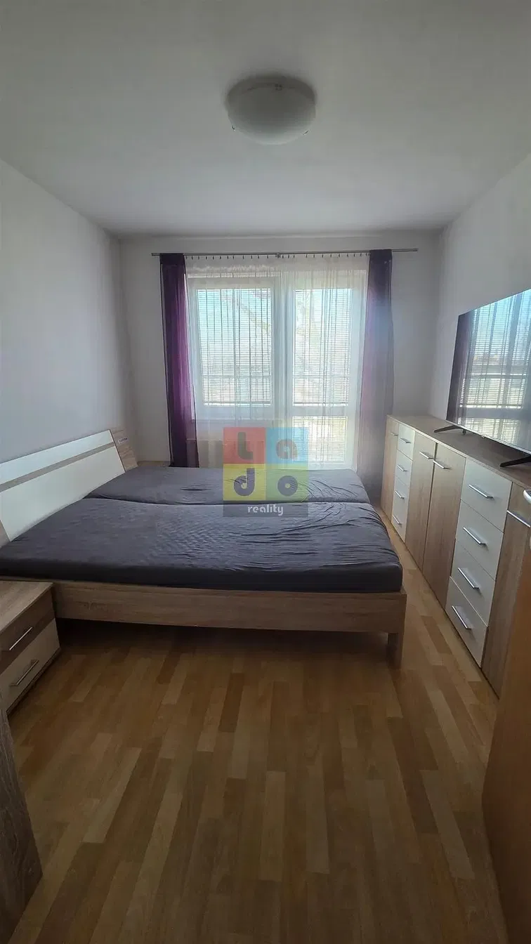 Schlafzimmer; holzboden, tageslicht