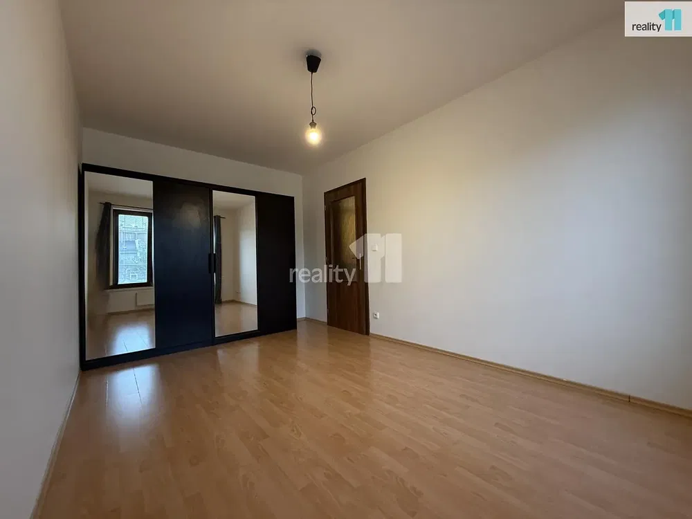 Schlafzimmer; holzboden, tageslicht