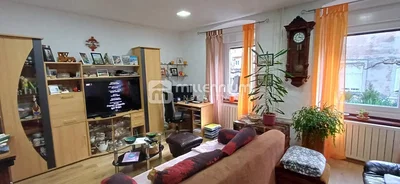 Obývací pokoj; rustikální styl, dřevěná podlaha, přirozené světlo