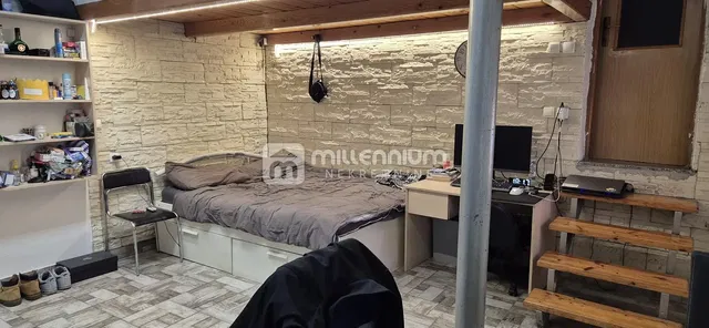 Schlafzimmer; holzbalken, fliesenboden