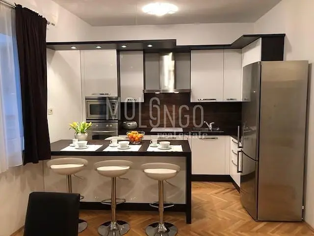 Keuken; keukenapparatuur, natuurlijk licht, moderne stijl