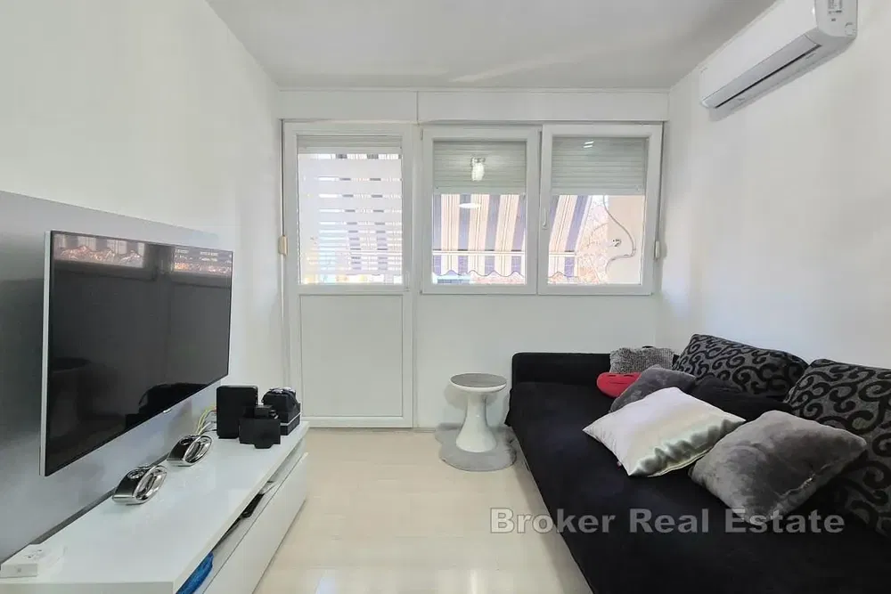 Wohnzimmer; blick, tageslicht, moderner stil, fliesenboden