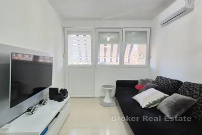 Wohnzimmer; blick, tageslicht, moderner stil, fliesenboden