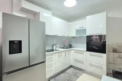 Küche; küchengeräte, renoviert, tageslicht