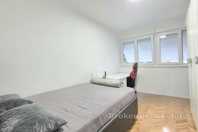 Schlafzimmer; holzboden, tageslicht, moderner stil