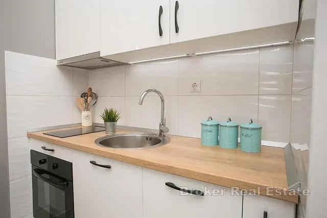 Cozinha; eletrodomésticos, renovado, luz natural, estilo moderno