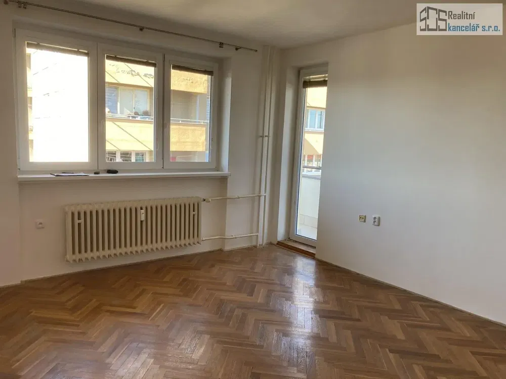 Obývačka; výhľad, drevená podlaha, prirodzené svetlo