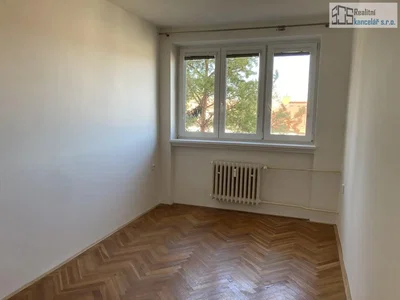 Spálňa; výhľad, drevená podlaha, prirodzené svetlo